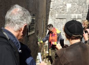 Parenti di Anders Trulson al cimitero di Civita d'Antino. Foto di A. Bini