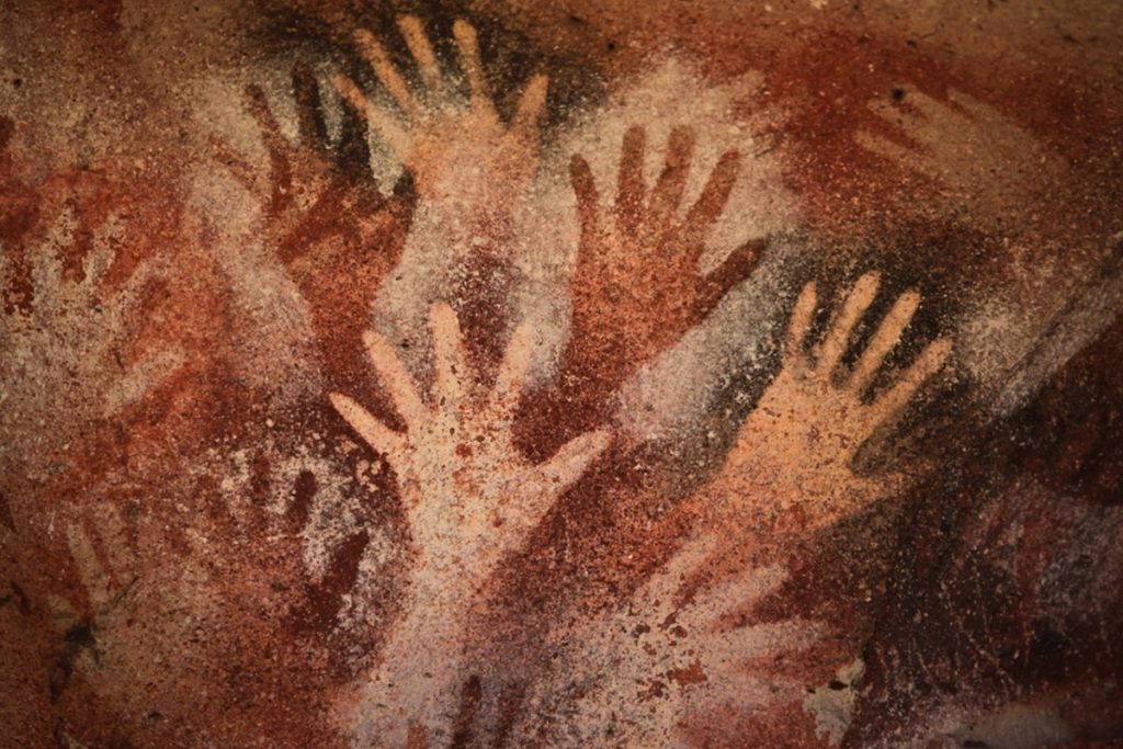 Impronte-di-mani-dalla-Grotta-delle-Mani-Dipinte-arte-svelata-2